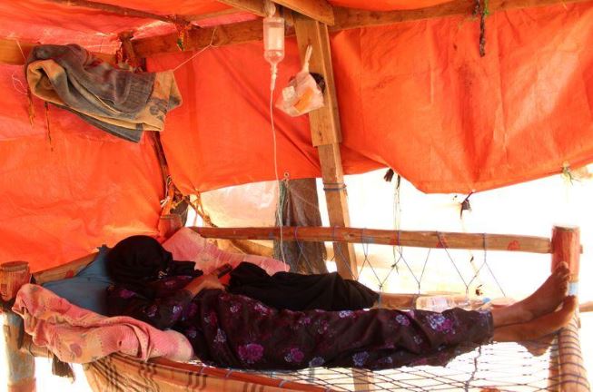 امرأة تعالج من حمى الدنج داخل مخيم للنازحين داخليا في منطقة حجة بالحديدة في اليمن يوم 14 نوفمبر 2019. تصوير: عيسي الراجحي - رويترز.
